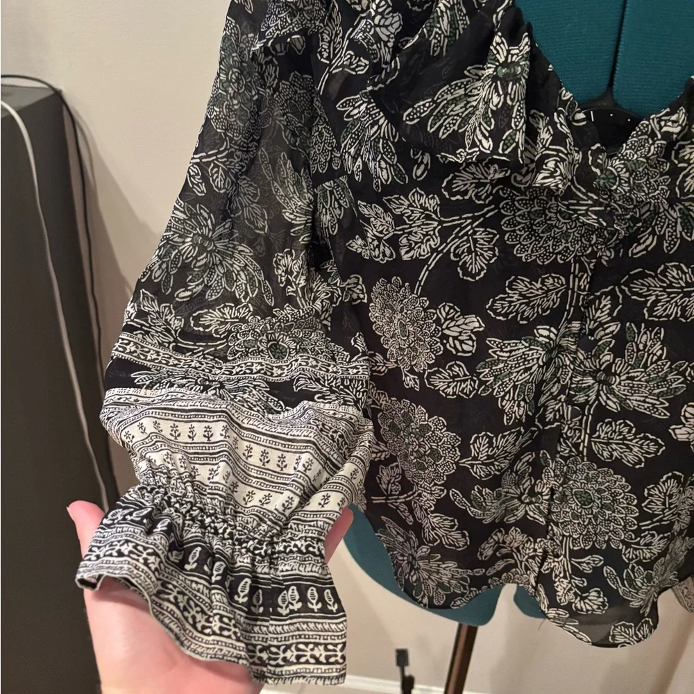 Veronica Beard Black and White Floral Blouse, silk overlay with ruffles, 4 - Picture 4 of 11